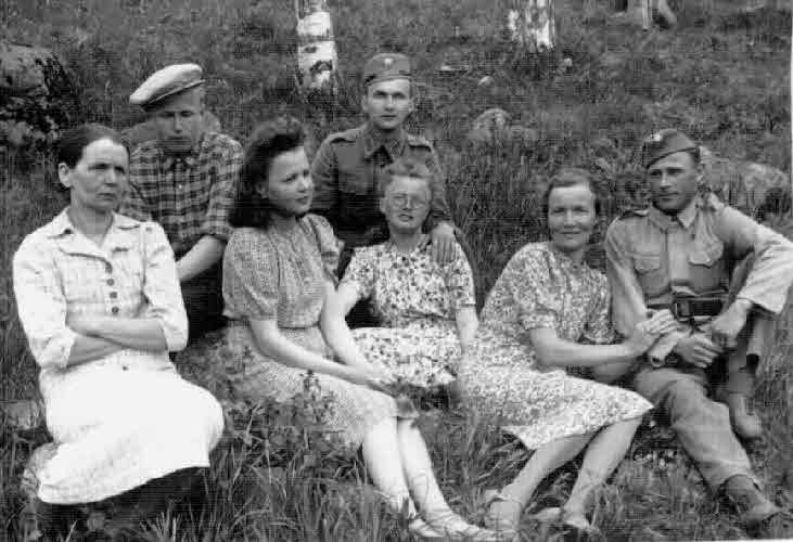 Tarkkonen Hilma perheineen